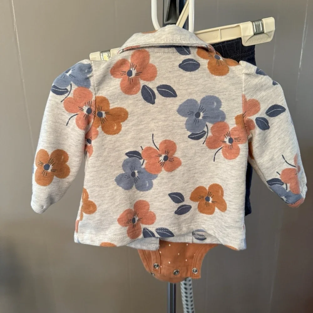 Carter's 3M bundle of 4 outfits/11 pieces. Tops, pants, and‎ 3 jackets
